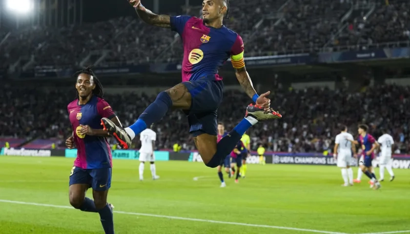 Raphinha celebra tras marar el segundo gol del Barcelona.