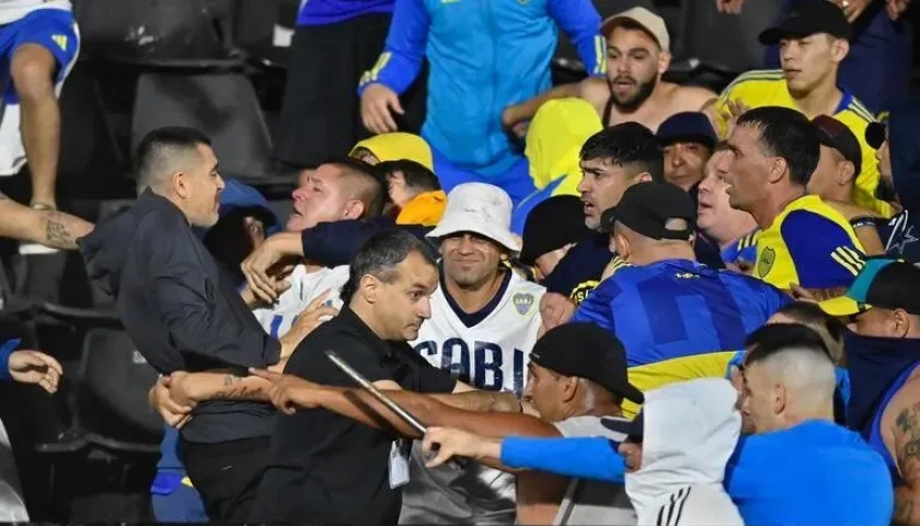 Juan Román Riquelme, presidente de Boca, en la tribuna tratando de calmar a sus hinchas.