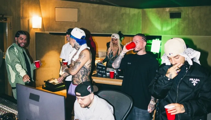 Los artistas, durante la producción de '+57'.