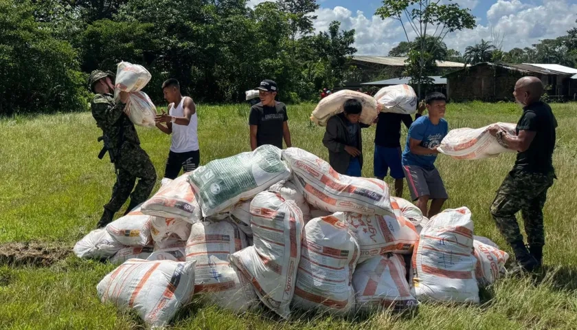 Militares mientras alistan más de 300 kits de ayudas humanitarias. 