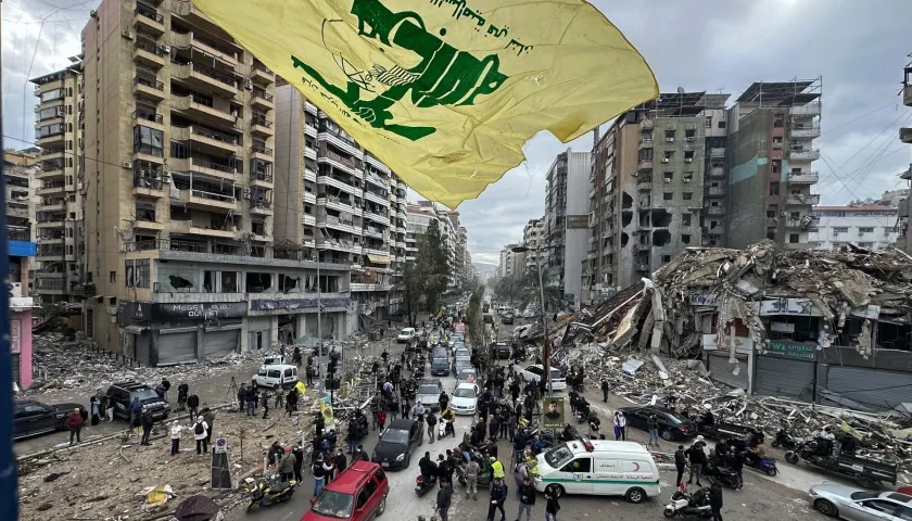 Los libaneses celebran la entrada en vigor del alto el fuego con Israel, en el distrito de Dahieh, en el sur de Beirut.