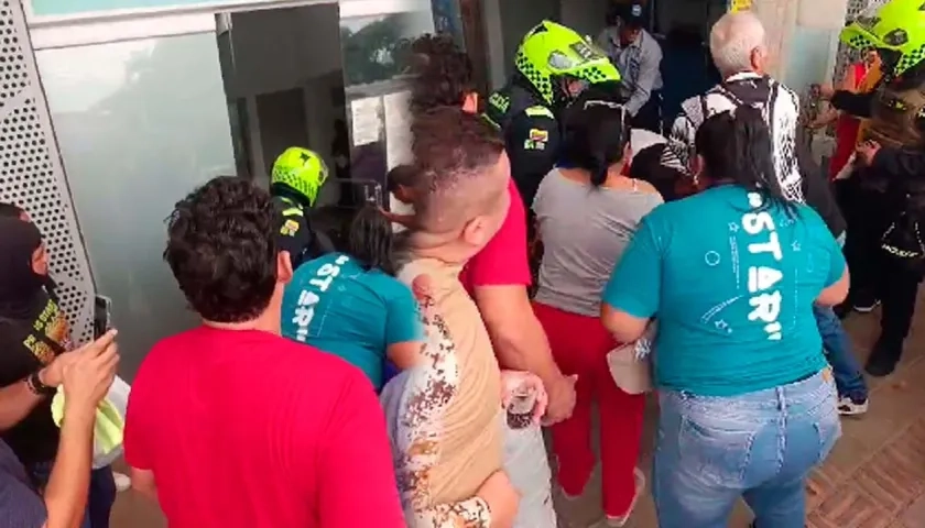 Momento en que era ingresado uno de los heridos al Camino Ciudadela 20 de Julio. 