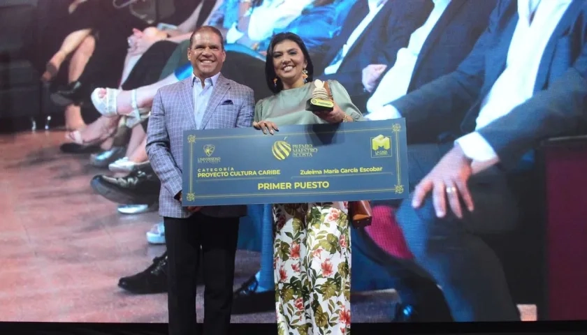 El rector de la Universidad de la Costa, Eduardo Crissien, y el primer puesto del 2023, Zuleima García.