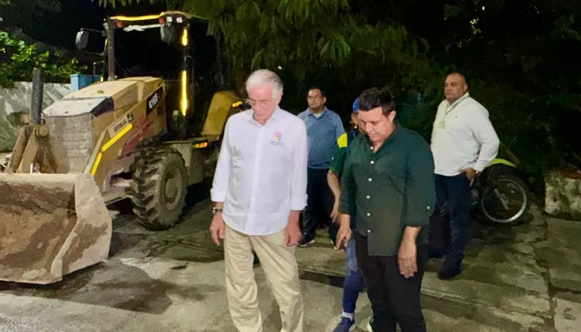 El Gobernador Verano en el lugar de la tragedia.