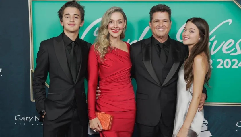 Carlos Vives acompañado de su familia 