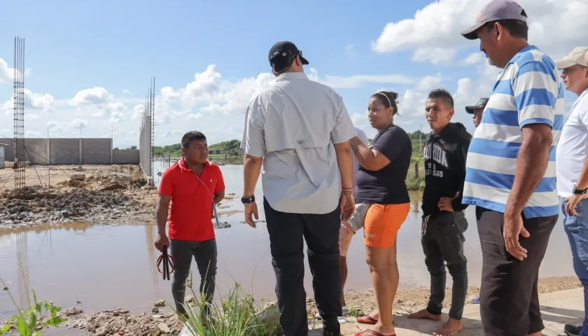 El gobernador con la comunidad afectada por inundaciones.