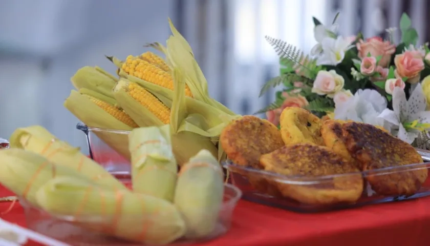 Bollo tradicional de maíz verde y arepa de maíz verde, dentro de la oferta gastronómica. 