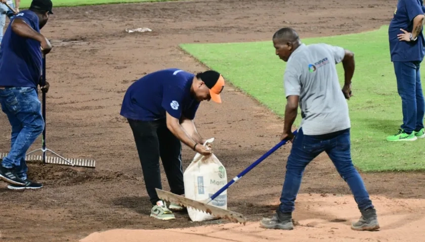 Desde el viernes por la noche se adelantan los trabajos de acondicionamiento del terreno de juego del Édgar Rentería.