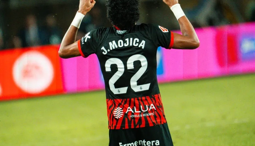 Johan Mojica celebrando su gol.