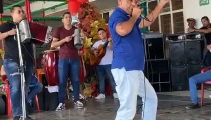 El cantante Sindo José Gámez,  el “Shakiro del Vallenato”, en una presentación.