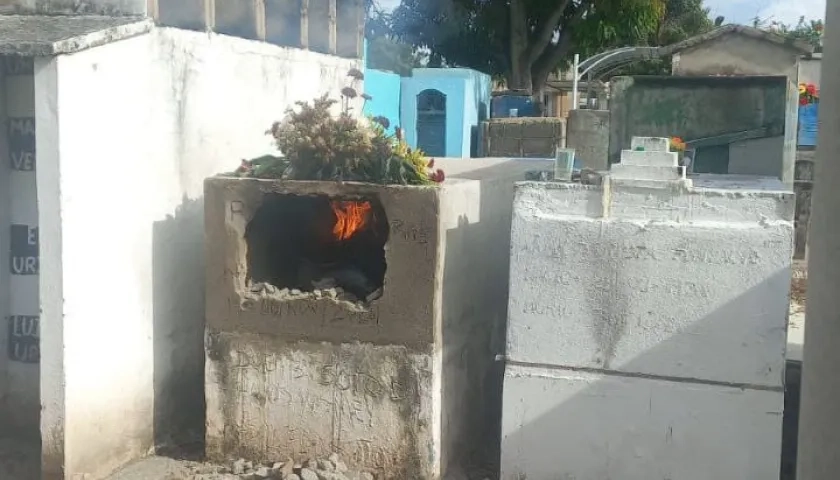 Tumba incendiada por desconocidos este lunes en el cementerio de Bosconia. 