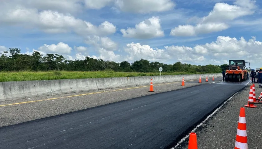 Instalación de los primeros 300 metros de asfalto a base de plástico reciclado.