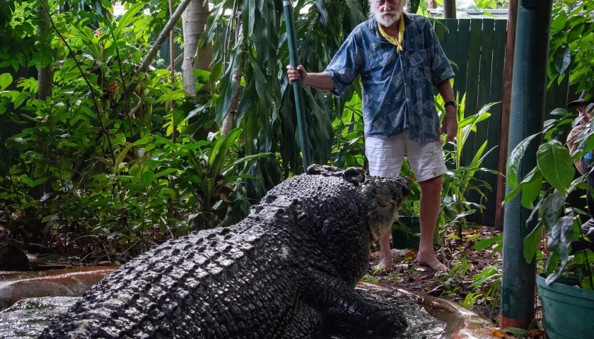 Fotografía del cuidador del centro Marineland Melanesia de Australia con 'Cassius'.