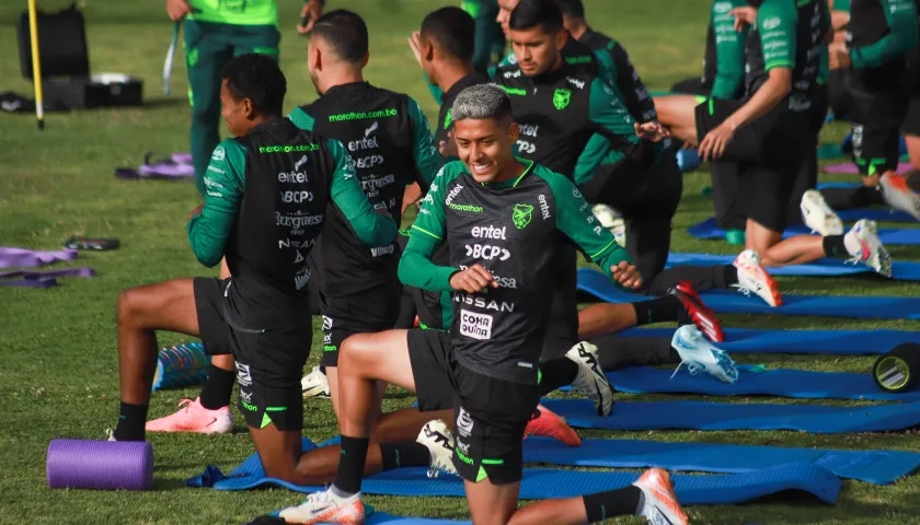 Integrantes de la selección boliviana durante un entrenamiento previo al partido contra Paraguay.