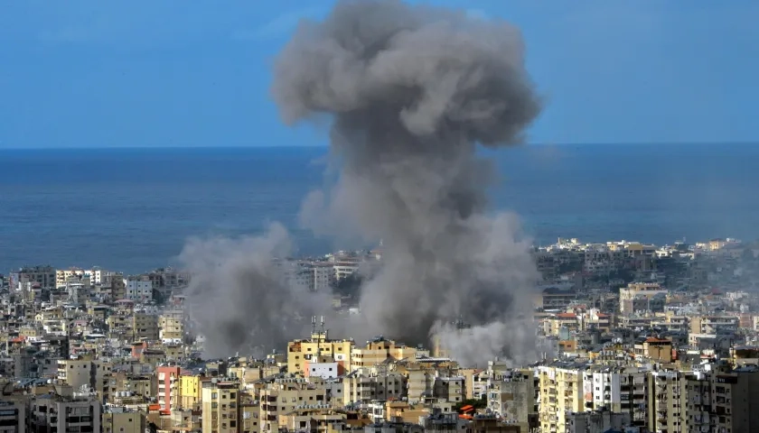 El humo se eleva tras un ataque aéreo israelí en el distrito de Dahieh, en el sur de Beirut.