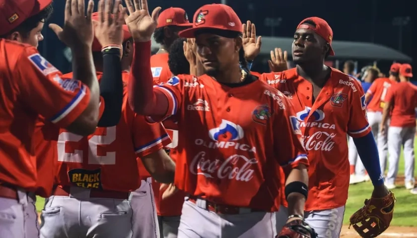 La celebración de los Caimanes al final del partido en Montería. 