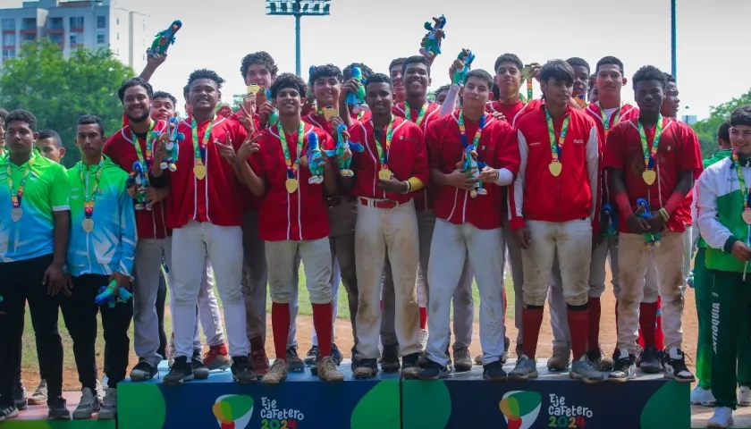 Los peloteros en el podio tras ganar la medalla de oro en béisbol. 