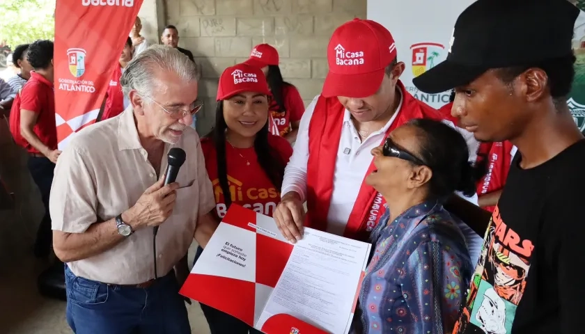 Gobernador Verano durante la entrega de los títulos de propiedad a las familias. 