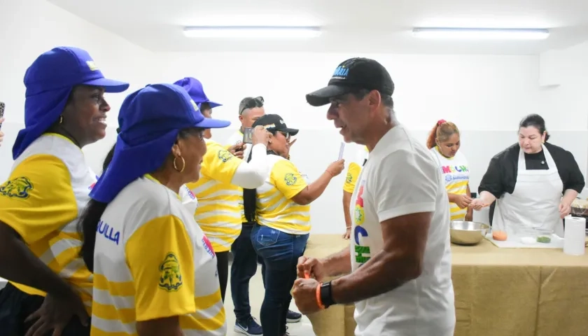 Alcalde Alejandro Char acompañando a las cocineras de Puerto Mocho.