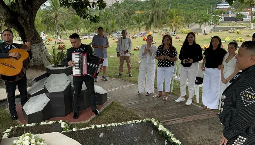 Jacqueline Ramón, viuda del Joe, y Rocío Peralta en el Cementerio Jardines de la Eternidad.