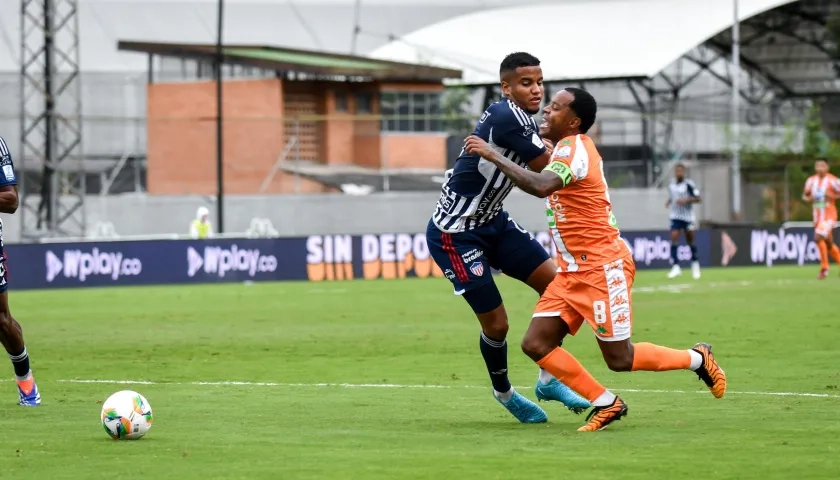 Howell Mena frena en el área a Dorlan Pabón. 