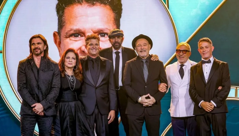 Carlos Vives, junto a sus colegas que le rindieron homenaje en su distinción como Persona del Ano 2024. 