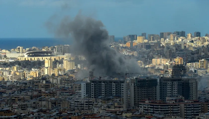 El humo se eleva tras un ataque aéreo israelí en el distrito de Dahieh, al sur de Beirut, Líbano.