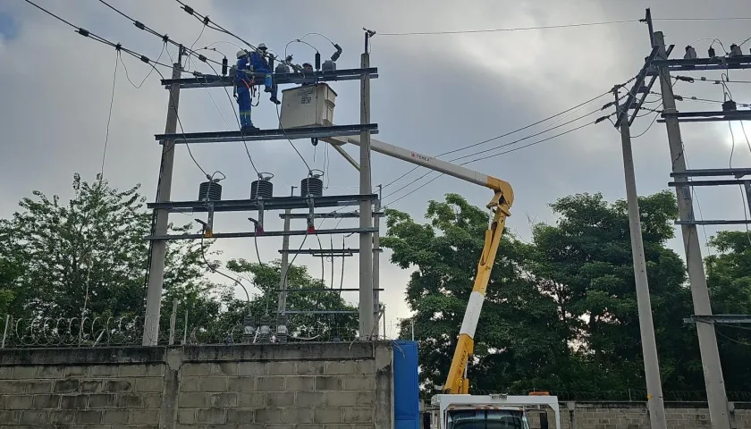 Operarios de Air-e realizan trabajos eléctricos. 