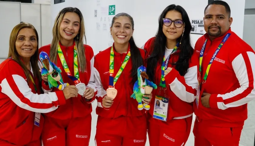 Laudith Cabrera y Ana María Taborda con sus medallas logradas en karate.