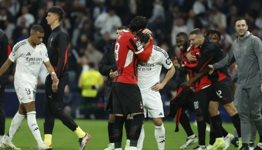 Theo Hernández consuela a Brahim Díaz al final del partido en el Santiago Bernabéu.