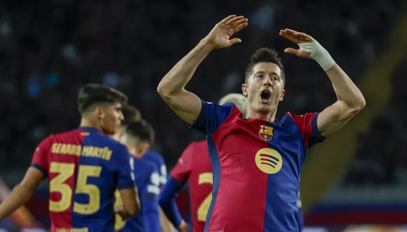 Robert Lewandowski celebra tras marcar de penalti el primer gol del Barcelona.