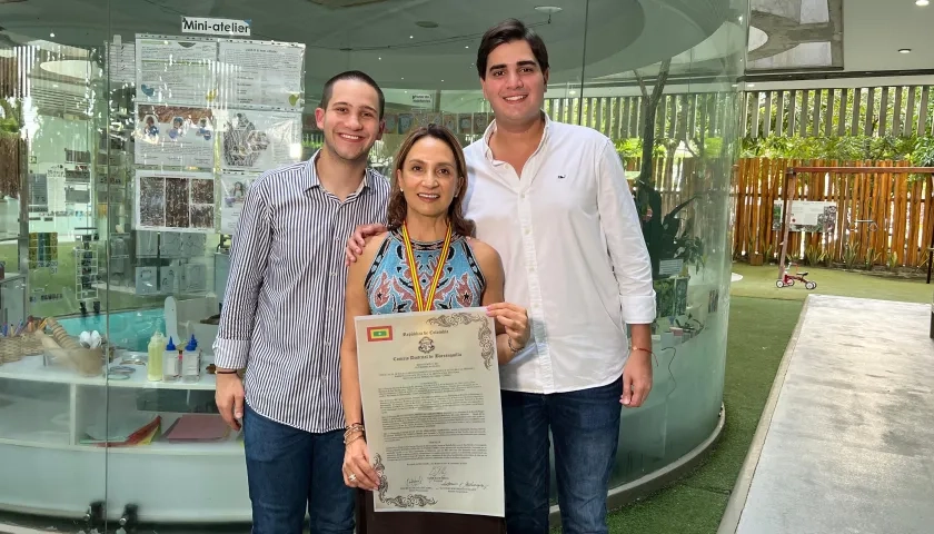 Silvia Pinedo en compañía de los concejales Juan David Abisambra y Rachid Correa.