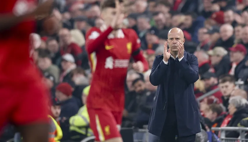 Arne Slot, entrenador del Liverpool, durante el partido contra el Bayer Leverkusen.