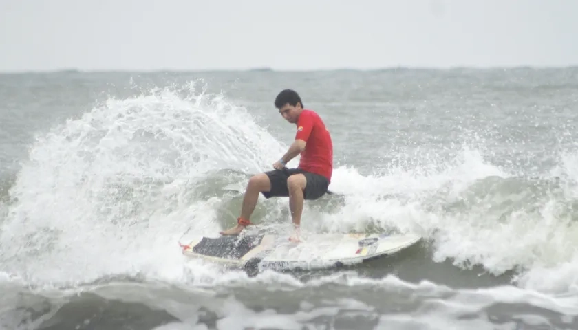 Felipe Marthe, surfista del Atlántico, durante su participación en la final.