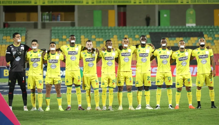 Los once jugadores del Bucaramanga con su boca tapada antes del juego contra Fortaleza.