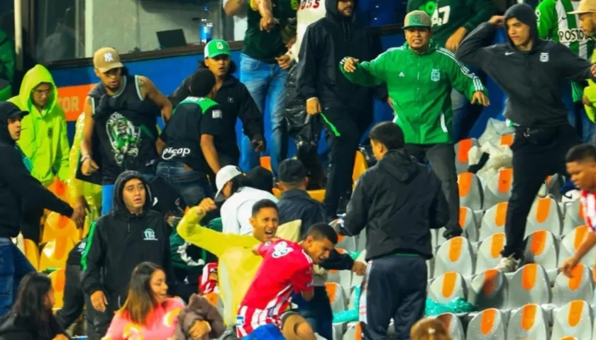 El enfrentamiento en las tribunas entre hinchas de Nacional y Junior.