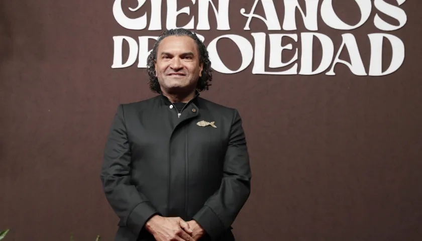 El actor colombiano Diego Vásquez posa en la alfombra roja durante la presentación de la serie de Netflix 'Cien años de soledad'.