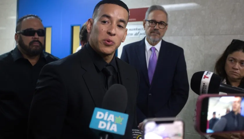 Daddy Yankee a la salida de audiencia en San Juan.