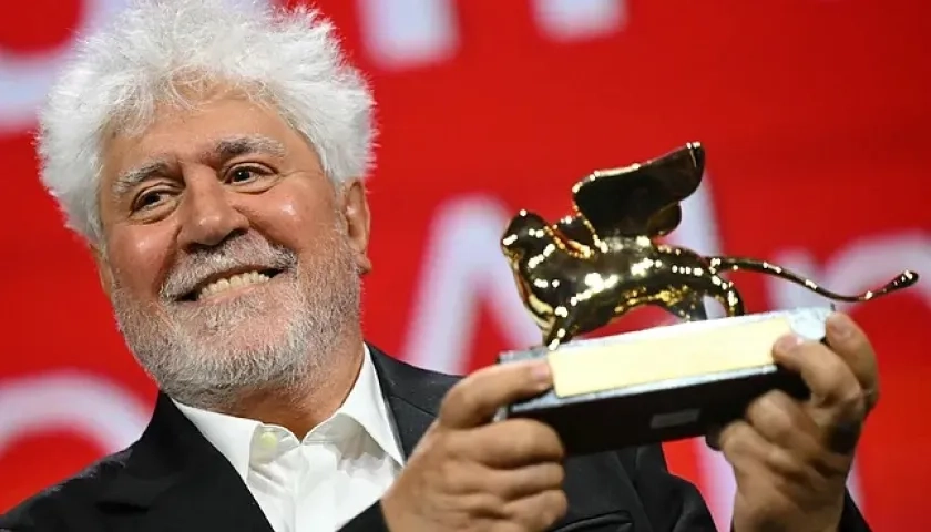 Almodóvar sonríe tras recibir el León de Oro, máximo galardón en Venecia.