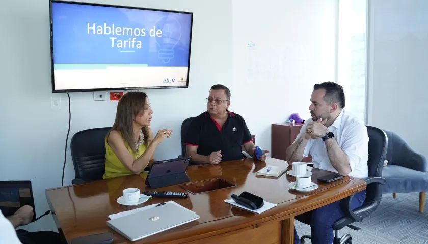 Los comisionados Fanny Guerrero y William Mercado con el agente interventor Edwin Palma.