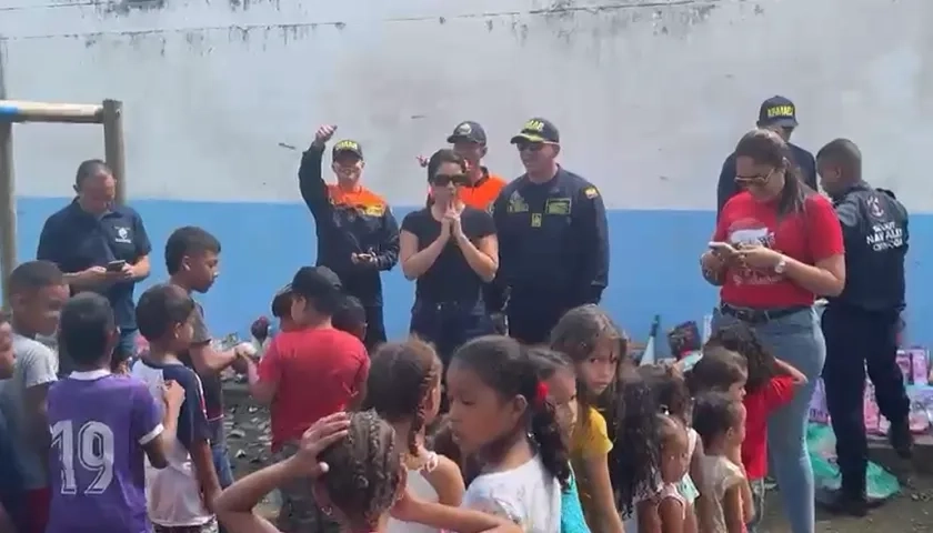 Entrega de regalos a niños y niñas de Isla Salamanca. 