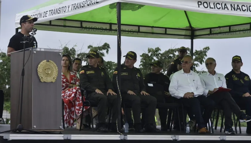 Alcalde Char con altos mandos de la Policía y de Gobierno durante una visita a Barranquilla.