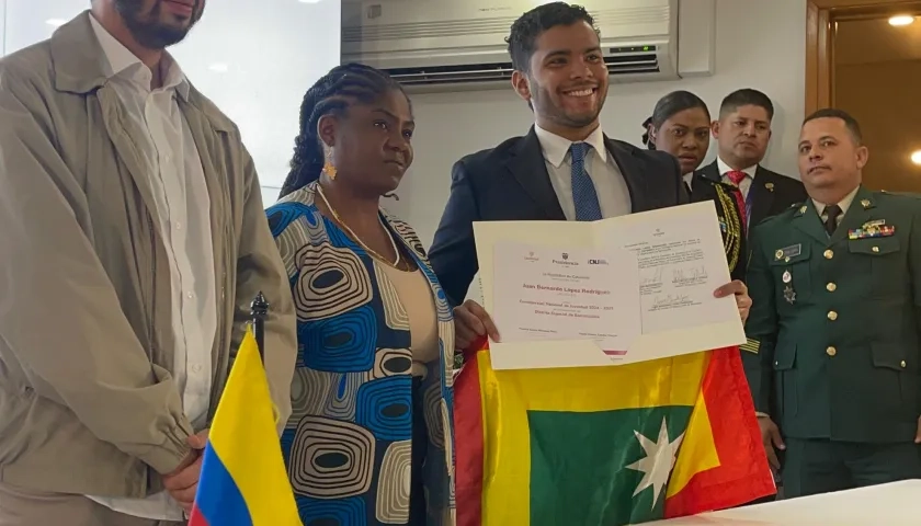 Tomó posesión ante la vicepresidente Francia Márquez y el viceministro de la Juventud, Pablo Mateo Zabala.