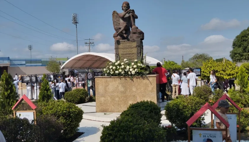 Esta estatua se levantó hace unos años atrás en honor a los niños fallecidos.