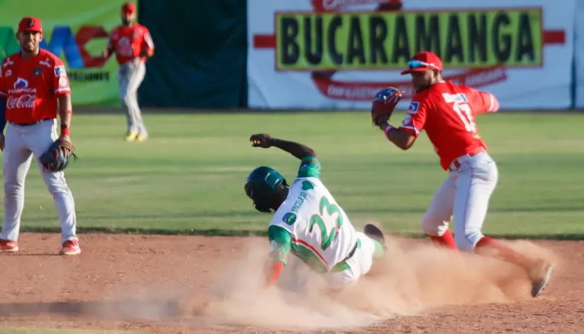 Jaider Morelos, de Caimanes, pone out en segunda a un corredor de Toros. 