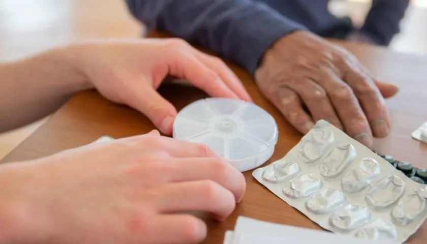 Un médico atiende un paciente.