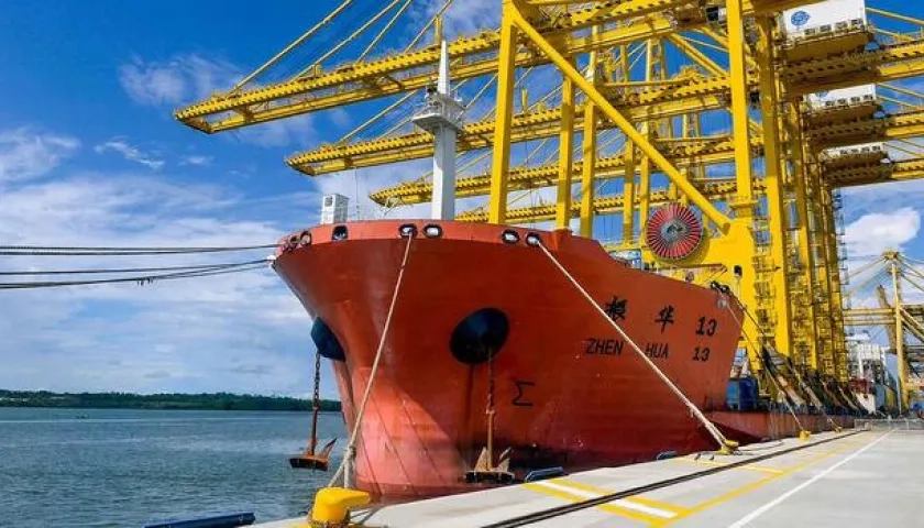 Movimiento de carga en zona portuaria