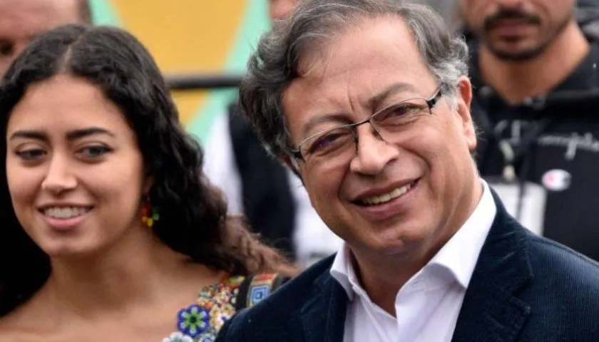 Sofía Petro junto a su padre Gustavo Petro.