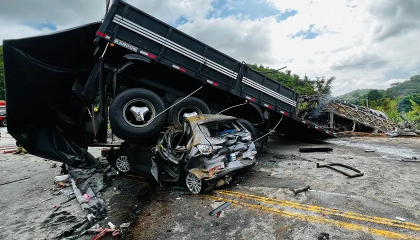 Restos de los vehículos involucrados en un grave accidente.