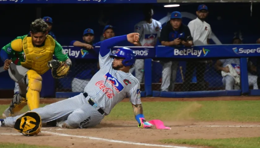 Harold Ramírez anota la tercera carrera de Caimanes tras un sencillo de Dilson Herrera. 